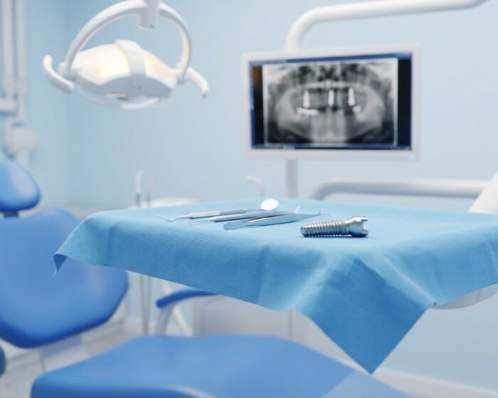 Удаление зубного импланта